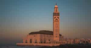 La mosquée Hassan II à Casablanca au coucher du soleil, symbole du Maroc entrepreneurial