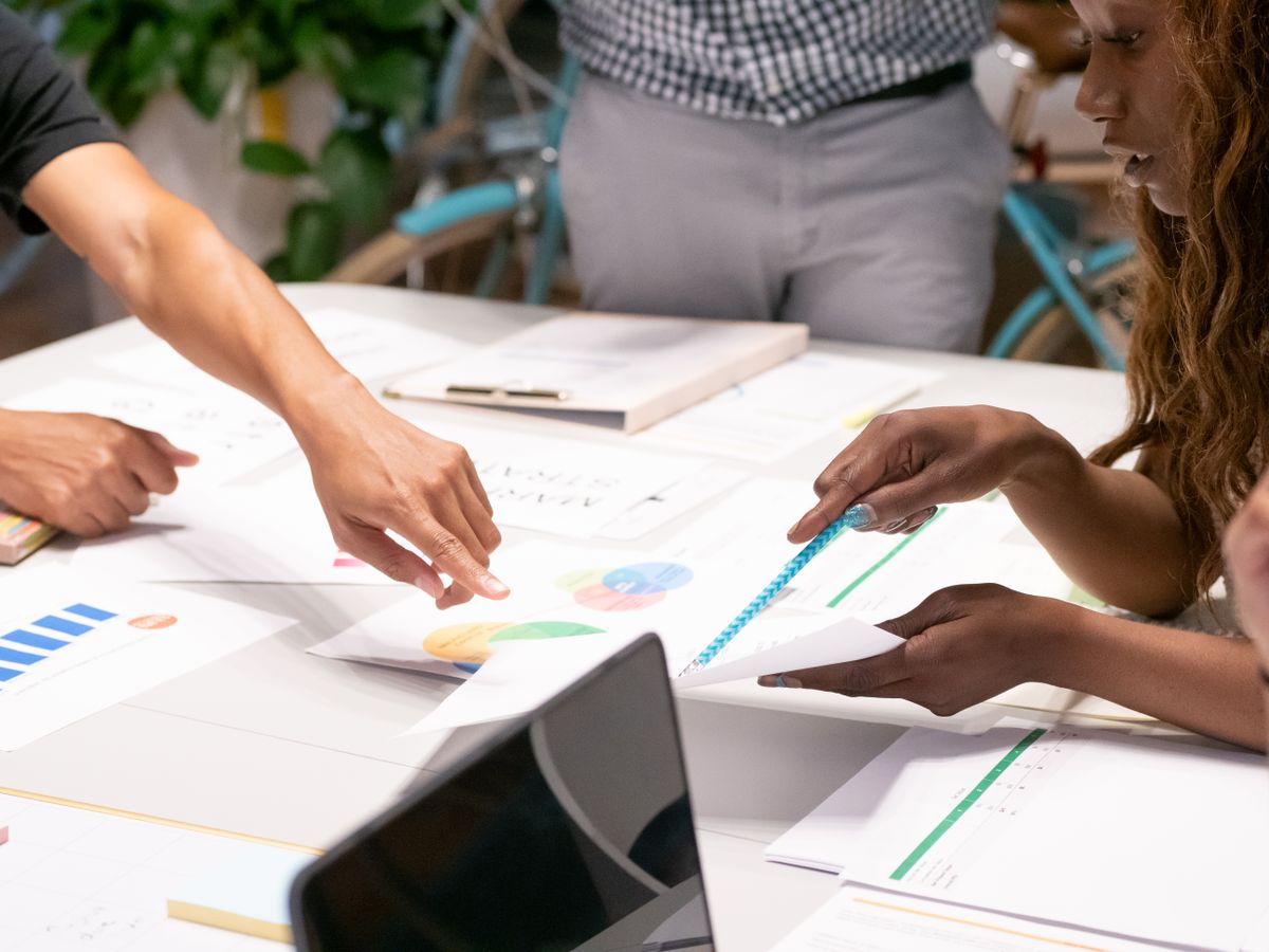 Réunion de planification d'une stratégie de marketing digital avec documents et graphiques