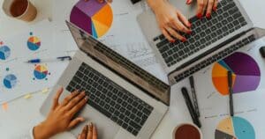 Une équipe marketing analyse des graphiques de performance digitale sur ordinateurs portables