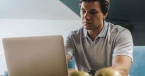Un freelance travaille sur son ordinateur portable depuis son bureau à domicile